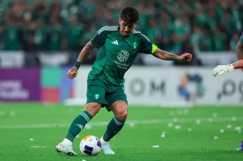 فيرمينو يقترب من الانتقال إلى الدوري القطري بعد رحيله عن الأهلي السعودي